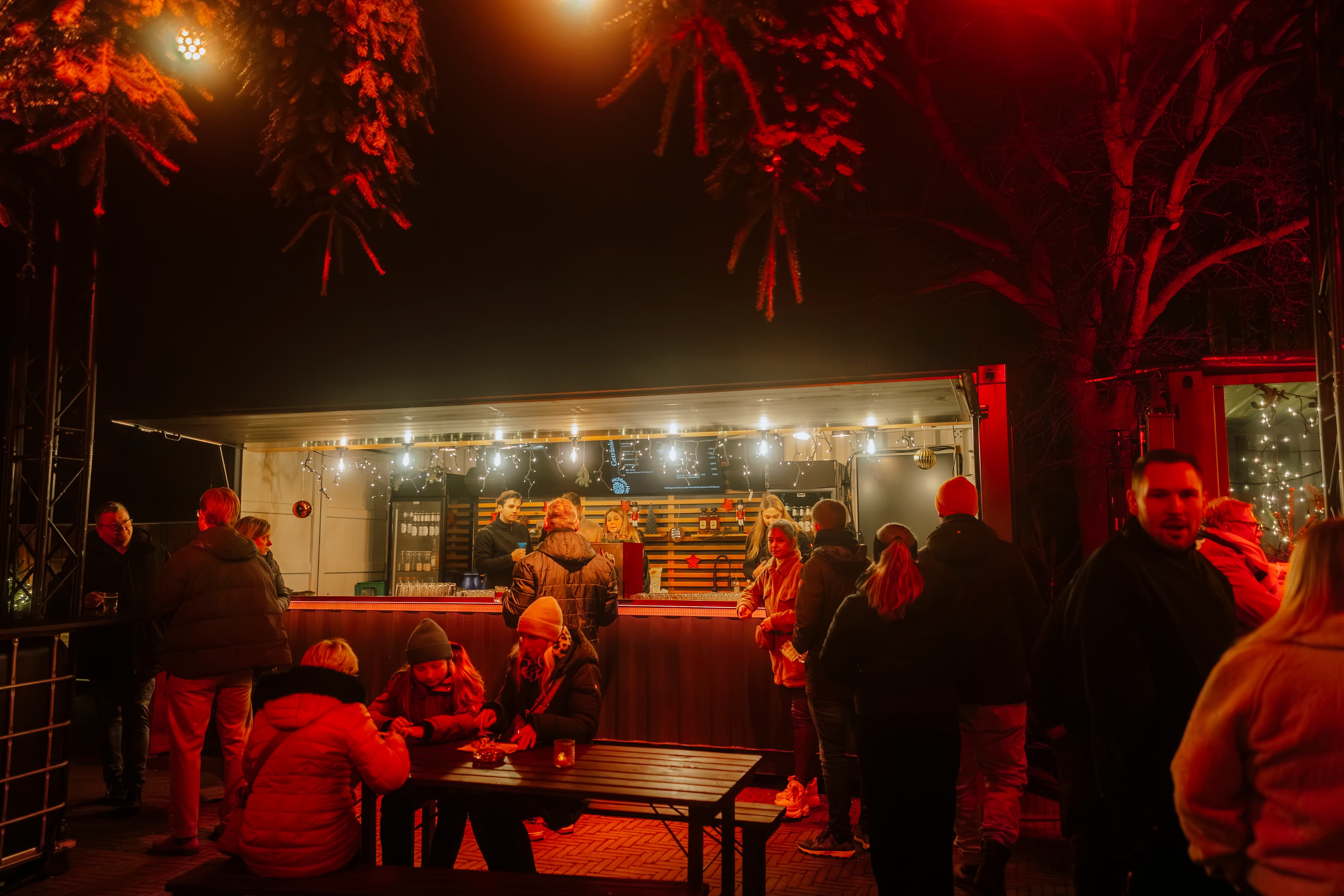 Ein Paar beim Winterleuchten genießen das After-Work Special