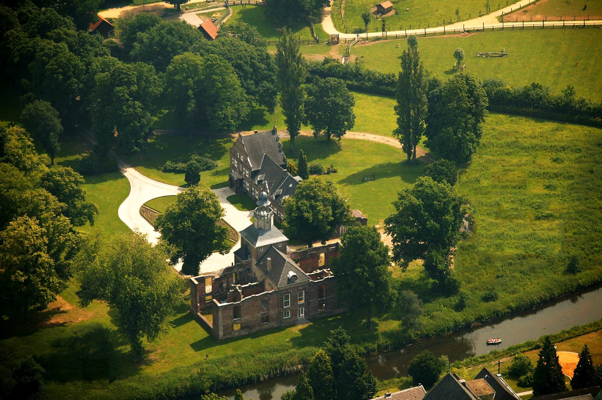 Dronenshot Schloss Hertefeld