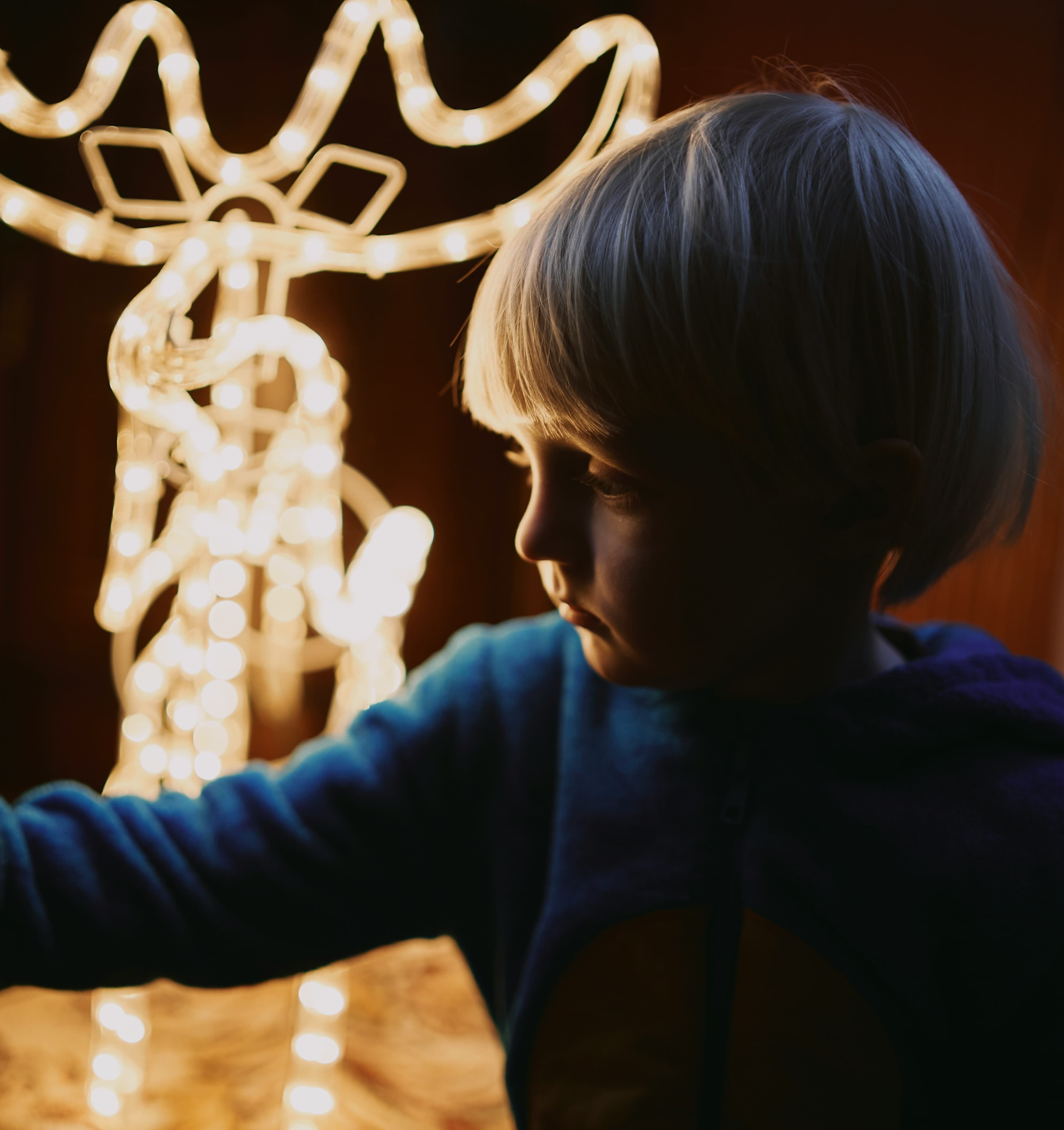 Kleines Kind schaut sich um im Hintergrund Lichter